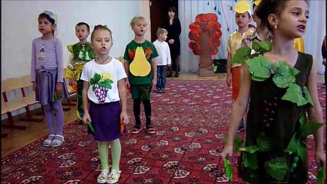 Доченька рассказывает стишок на утреннике "Осень". смотреть онлайн