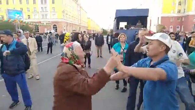 В Норильске бабушка пустилась в пляс на 65 летие города смотреть онлайн