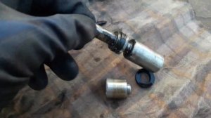 Ремонт главного цилиндра БЕЗ СНЯТИЯ ЦИЛИНДРА сцепления ВАЗ класика 2101-07. Ремонт муфти ВАЗ Класик