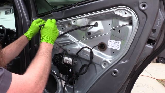 How To Replace VW Window Regulator ~ 2005 Passat Rear WINDOW смотреть онлайн