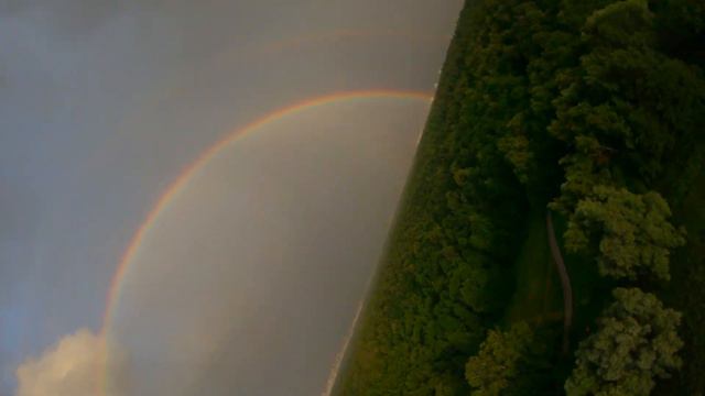 Огромная радуга над лесом. смотреть онлайн