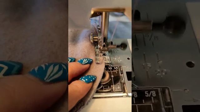 Футер сшивать можно и на обычной машине. Необходимо только выбрать нужную строчку? #шитье смотреть онлайн