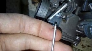 скутер захлебывается на больших оборотах,игла карбюратора