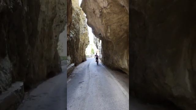 Riding the Forra (Tremosine ravine road) - lake Garda - Italy смотреть онлайн