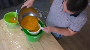 Сок из апельсина, 9 литров сока с 5 апельсинов и 1 лимона.