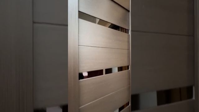 межкомнатные двери Кристалл-3 Лиственница темная, стекло Лакобель черный смотреть онлайн