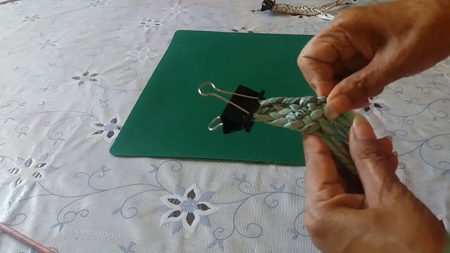 Декоративная ручка для небольшой корзиночки или элемент для ее обрамления .Газетное плетение. смотреть онлайн