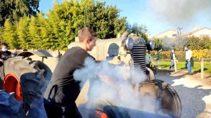 Запуск старого трактора 1933 года, работающего на сырой нефти. Нефтяной 7-литровый двигатель