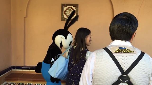 Oswald the Lucky Rabbit Meet and Greet - Disney California Adventure смотреть онлайн