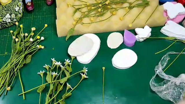 Цветочек ромашки. Мастер класс. Лепим из холодного фарфора.mp4 смотреть онлайн