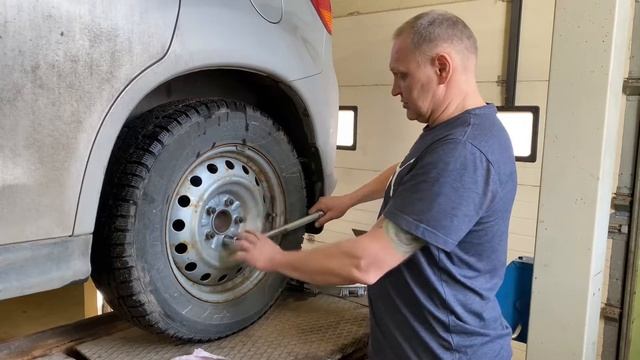 Как правильно установить колесо. Замена колеса. Затяжка колеса динамометрическим ключом. смотреть онлайн