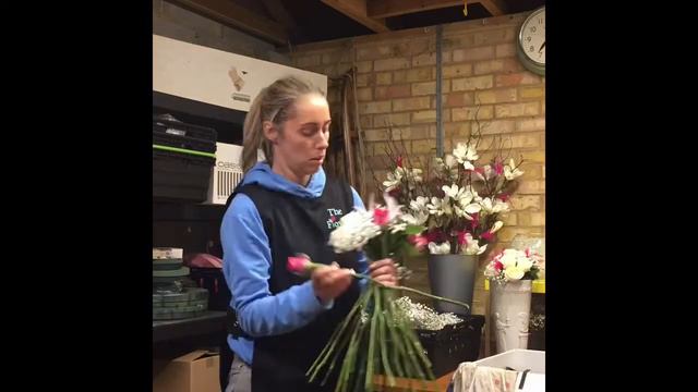 The Flower House - Creating a wedding bouquet 💐 смотреть онлайн