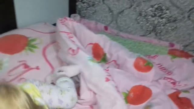 ?Игры на кровати. Ульяна готовится к сон часу. Видео для детей и малышей. смотреть онлайн