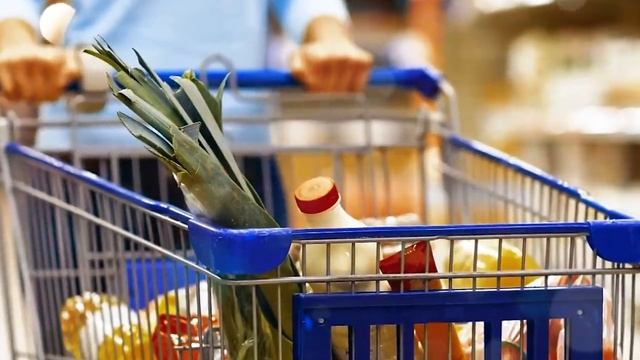 Он отдал последний деньги бабушке у магазина. Увидев это, жена выгнала его из дома, а спустя время… смотреть онлайн