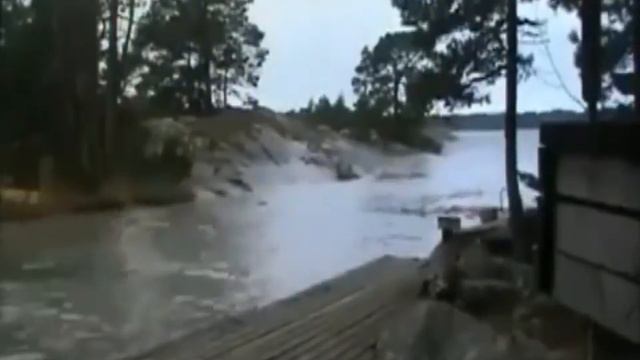Удар молнии в реку, вода закипела смотреть онлайн