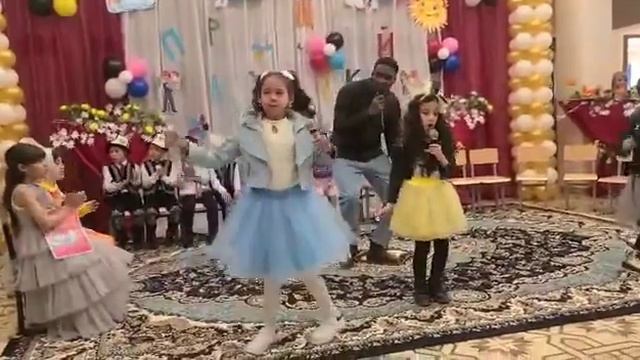 Ученицы 2 кл. с учителем Англ.языка . смотреть онлайн