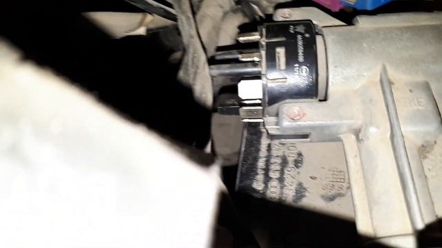Как снять замок зажигания Audi Б4 1991 г. смотреть онлайн