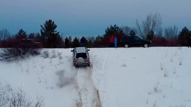 ТЕСТ НА ЗИМНЕЙ ГОРКЕ, заряженная Chevrolet Niva и Suzuki Jimny смотреть онлайн