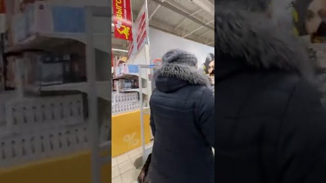 Когда девушка попросила купить тушь для ресниц!) Наш герой решил что ёршик будет намного эффективне смотреть онлайн