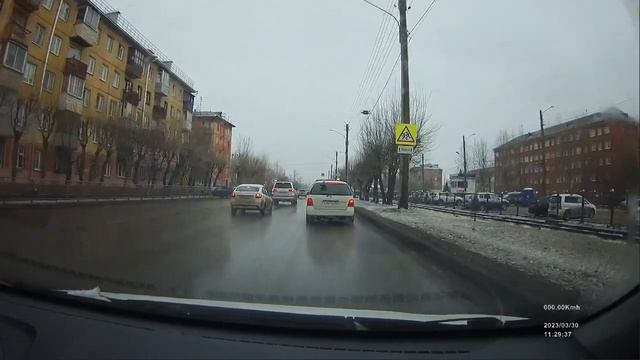 Автомобиль Яндекс Такси выезжает на встречную полосу смотреть онлайн