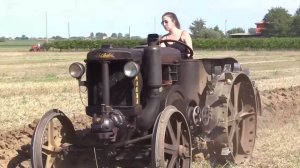 Трактор 1927 года, работающий на сырой нефти. Пашет поле. Нефтяной двигатель.