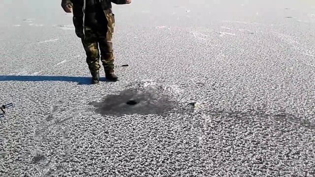 Где и как сверлить лунки на зимней рыбалке. смотреть онлайн