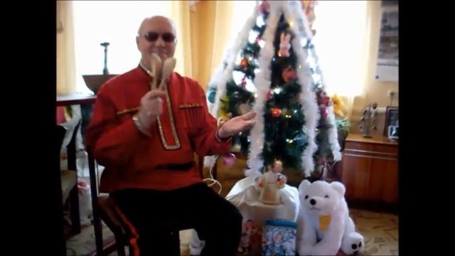 новогодняя елка и игра на ложках светит месяц