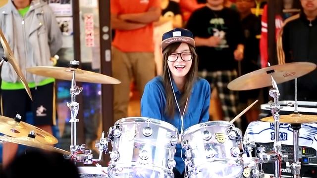S.White 羅小白-'小蘋果'Барабанщица-виртуоз из Тайваня. Amazing Girl Drummer นางฟ้าตีกลอง смотреть онлайн