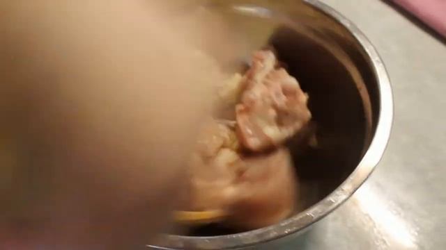 Куриные бедрышки в собственном соку. смотреть онлайн