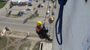 Промышленный альпинист жумарится на сидушке.AVI