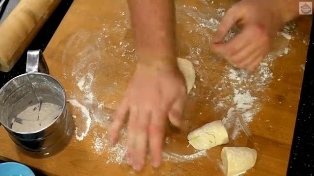 Сочные, хрустящие чебуреки... смотреть онлайн