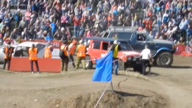 Первая грязь 2014. Ford vs москвич. Москвич порвался пополам. смотреть онлайн