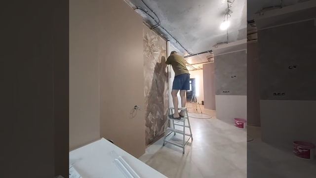Поклейка фрески в кухне, безвоздушное нанесение обойного клея. смотреть онлайн