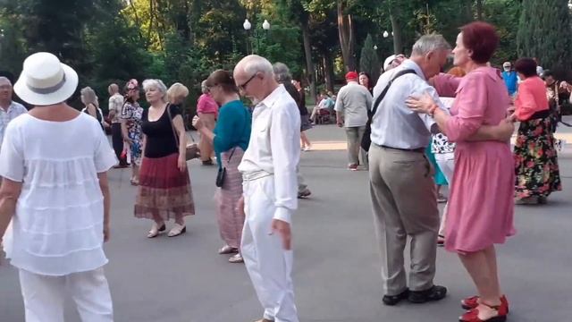 С РОЗОЮ КРАСИВОЮ! СЧАСТЛИВЫЕ МОМЕНТЫ ИЗ ПАРКА ГОРЬКОГО ХАРЬКОВ ТАНЦЫ смотреть онлайн