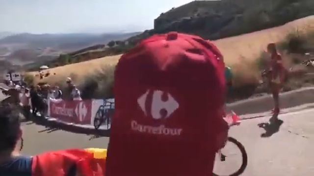 MAXIM BELKOV PUSHED OF BIKE BY SPECTATOR LA Vuelta 2017 смотреть онлайн