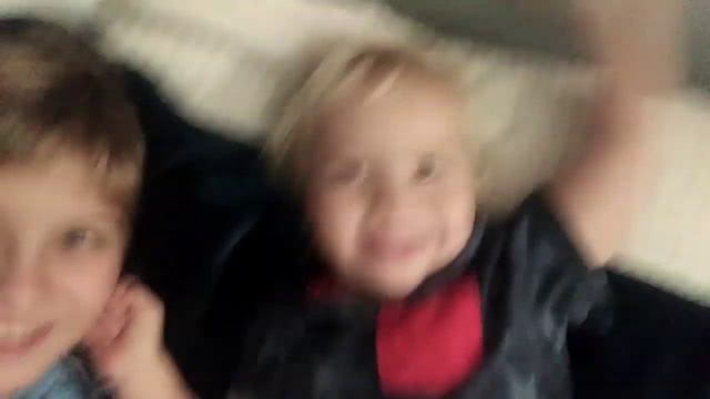 Видео про Макса, он говорит по английский! смотреть онлайн