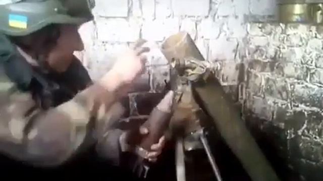 Солдат сильнейшей армии на континенте стреляет по сепарам из миномета иностранными боеприпасами смотреть онлайн