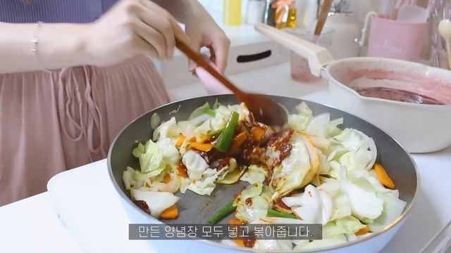 ENG)vlog?스콘이랑 딸기잼 만들고 치즈가득한 ?김치볶음밥 먹는 자취생 (지성만두밥, 야채순대볶음,어묵탕,쭈꾸미볶음,양배추 샌드위치) смотреть онлайн
