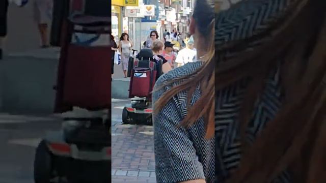 Уличные певцы Лондона пользуются хорошей погодой. смотреть онлайн