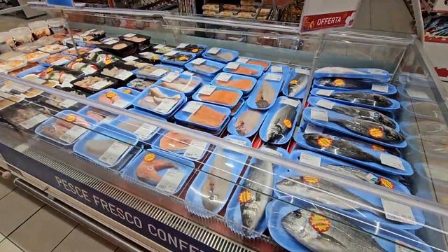 Маленький супермаркет в маленьком городке Италии смотреть онлайн