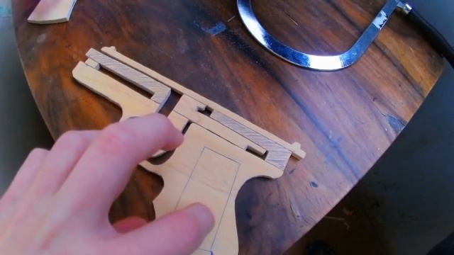 Как сделать Glock-18 с двигающимся затвором из дерева смотреть онлайн