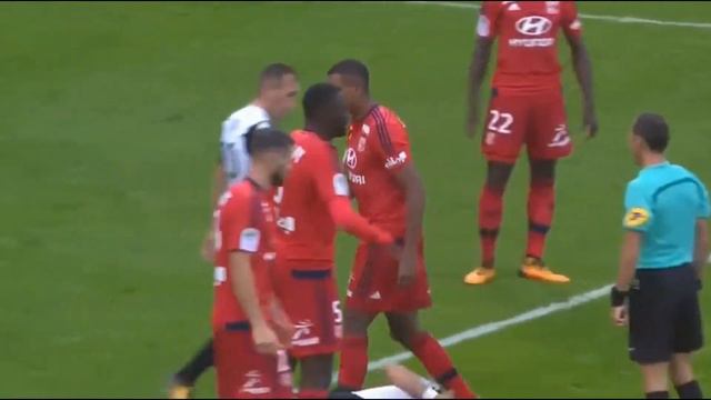 Самое нелепое удаление в истории футбола смотреть онлайн