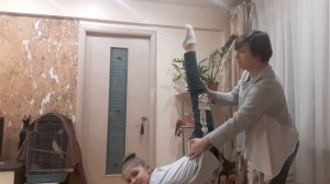 Растягиваем шпагат ,сложная растяжка спины.Не повторять ОПАСНО!!!!!!!