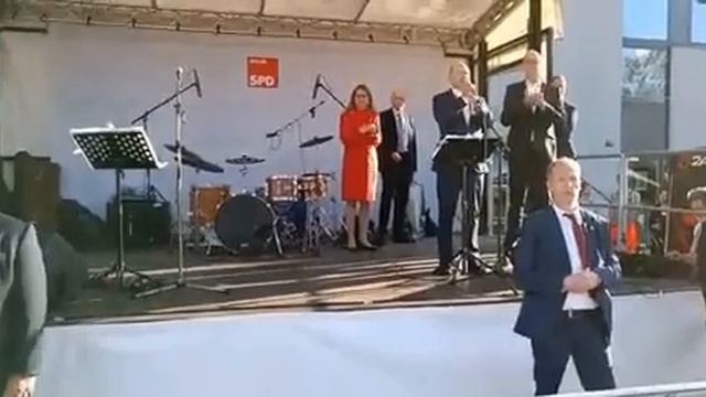Толпа немцев освистала канцлера Германии Олафа Шольца и обвинила его в разжигании войны