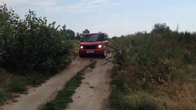 Ниссан куб преодолевает препятствие. Батайск. смотреть онлайн