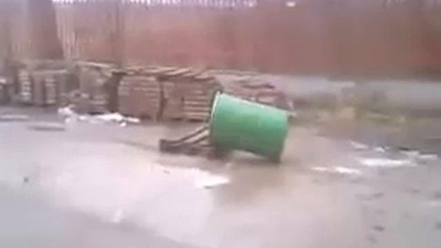Polish Workers Turn Trash Can Into Cannon смотреть онлайн
