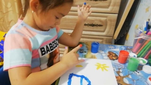 Даяна красиво рисует пальчиками котика ? смотреть онлайн