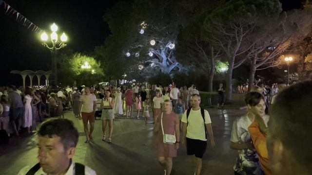 ЯЛТА 2022-ТОЛПА ТУРИСТОВ ЗАХВАТИЛА набережную в ДЕНЬ ГОРОДА! Отдыхающие в ШОКЕ от САЛЮТА ! КРЫМ 2022 смотреть онлайн