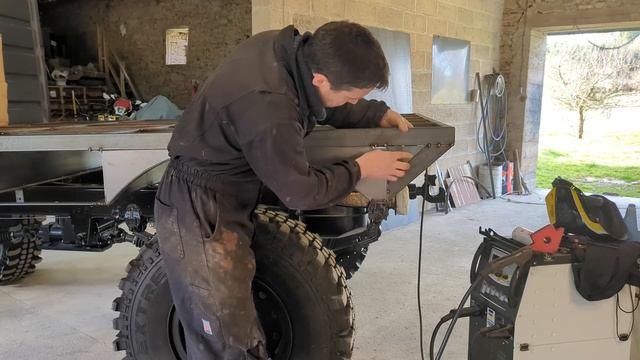 FABRICATION d'un Plateau PICK-UP 4x4 fait maison pour le Renault 4x4 R2087 - Partie 25 смотреть онлайн