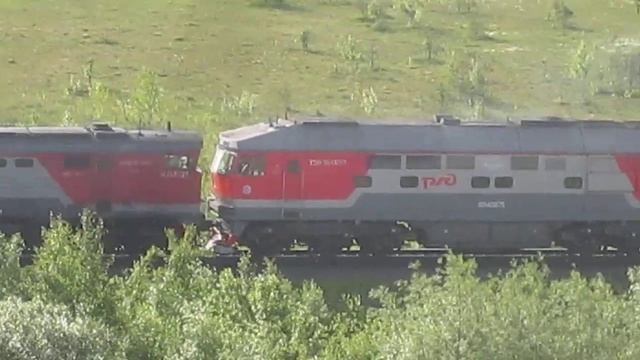 Тепловозы 2ТЭ10МК-2794, ТЭП70-0097, 2ТЭ10М-3651 в сплотке и стоящий 2ТЭ10У-0042